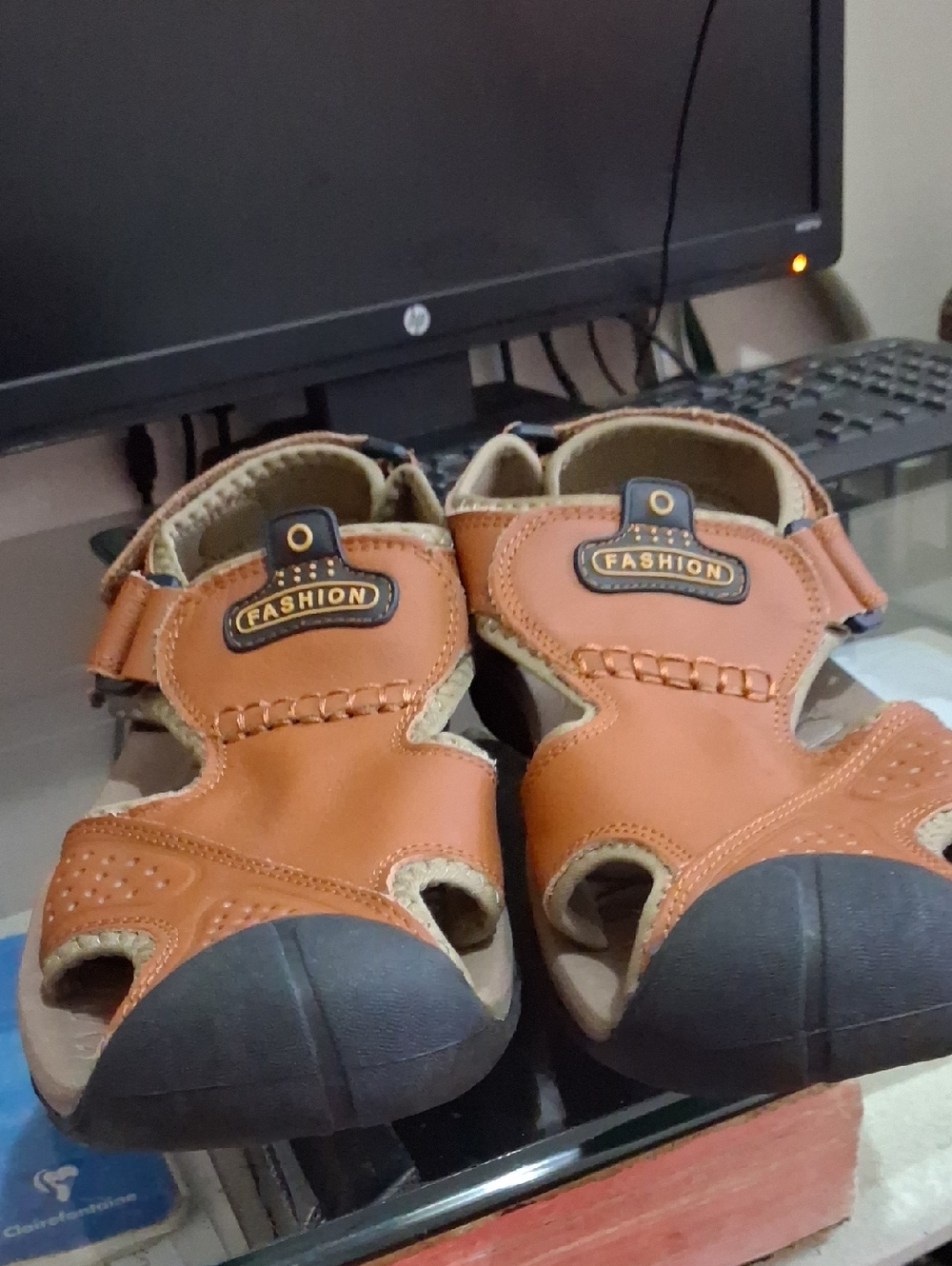 Men' Tan Brown Closed-Toe Sandals, look like  new.